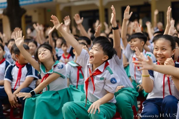 Các cháu bé vui vẻ hoan hỷ đón nhận chương trình