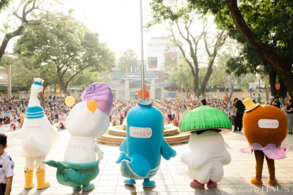 Những người bạn đến từ đại dương chào các em bé tại các điểm trường trên địa bàn Quảng Ngãi