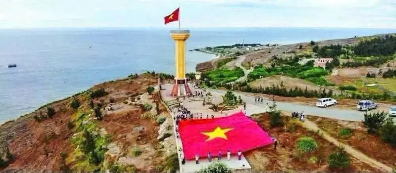 Cột cờ tại đỉnh Thới Lới - Đảo Lý Sơn
